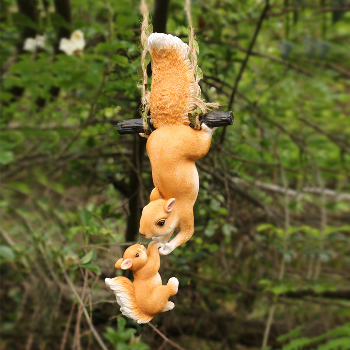 母子リスの樹脂製ハンギングスイングオーナメント、屋外ガーデン - Kids Outdoor Swing のレビューと価格